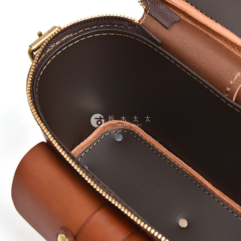 HERZ 相機包內部，可見棕色皮革材質，拉鍊閉合，品牌標誌印於內襯。