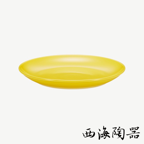 波佐見燒 Common 陶瓷料理盤，24公分，亮黃色，圓形，光滑陶瓷材質，邊緣有細緻的紋路。