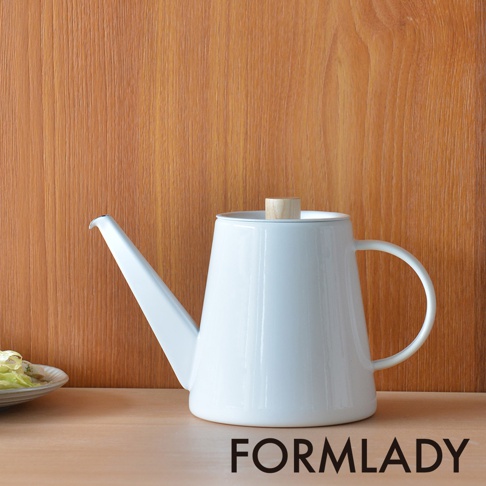 小泉誠 kaico 日製琺瑯細口手沖壺，1.3L容量，白色琺瑯材質，搭配木質壺蓋，線條簡潔優雅。