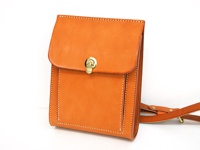 咖啡色厚實皮革單肩包，綴有金色鎖扣和精細縫線，配有可調節皮革肩帶。