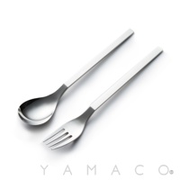 一套不鏽鋼叉匙，湯匙和叉子並排擺放，皆為銀色金屬材質，線條簡潔。