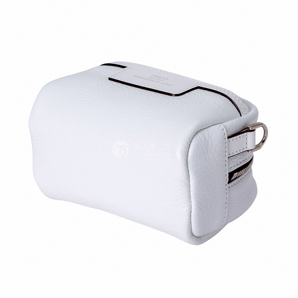 JETTER 迷你側背包 CJTH-040，採用白色荔枝紋皮革製成，包身呈方形帶圓角設計，頂部有一個白色皮革標籤，上面印有黑色字體，側面有拉鍊開合和金屬掛環。