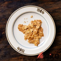 Anyware 美濃燒葉紋復古溫潤甜點盤，盤面為象牙白，飾有藍色細條紋及棕色葉紋圖案，盤中盛放著一片杏仁薄脆餅乾。