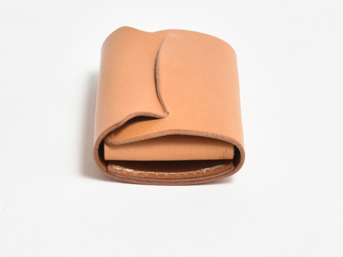 職人手作皮革迷你卡片收納夾 (KV-2)，採用天然皮革材質，呈現淺棕色調，設計簡潔，可收納卡片。