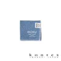 一件淺藍色、輕薄的 MOKU 小方巾，材質為 100% 純棉，尺寸為 28x28 公分。方巾上有白色縫邊，表面有細緻的織紋，並印有「MOKU Light Towel」字樣及品牌標籤。