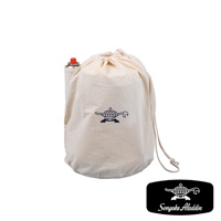 一個米白色帆布收納袋，袋身印有深藍色阿拉丁神燈圖案，袋口束有同色細繩。袋子左側露出一個卡式瓦斯罐的紅色頂部和銀色罐身。