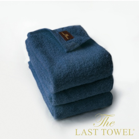 The LAST TOWEL 魔法瞬吸純棉柔毛巾三入組，為深藍色，材質為純棉，質地柔軟，毛巾上帶有品牌標籤。