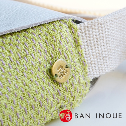 BAN INOUE 蚊帳棉裂織手提袋，材質為棉裂織，顏色為淺綠色，搭配金色品牌標籤，另有淺灰色皮革點綴，細節精緻。