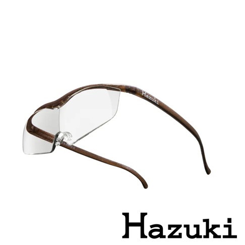 咖啡色鏡框的 Hazuki 放大眼鏡，鏡片上方有 Hazuki 品牌字樣