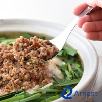 不鏽鋼湯匙盛著絞肉，湯匙的邊緣有孔洞，湯匙上方有手指。背景是盛裝著肉末和青菜的鍋子。