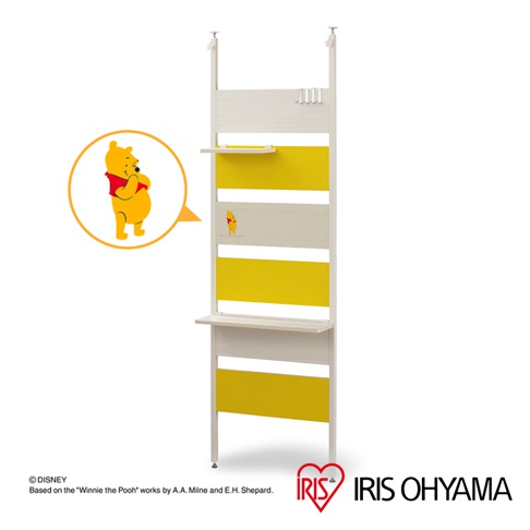 迪士尼系列頂天立地木質收納架，採用木質材質，白色與黃色條紋相間設計，設有層板及掛勾，並印有小熊維尼圖案。
