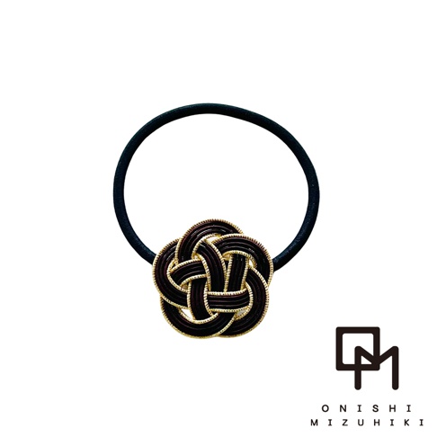 深棕色水引花結金絲髮圈，搭配黑色彈性髮圈，呈現精緻日式風格。