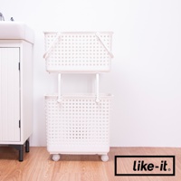 白色塑膠製夾縫疊疊洗衣提籃，有提把，底部有滾輪，可堆疊收納。