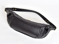 黑色皮革職人手作斜背包，配有金色拉鍊和黃銅铆釘，黑色皮革背帶可調節長度。