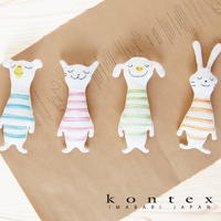 四款布製動物造型抓握玩偶，白色布料上飾有藍、粉、綠、橘色條紋。