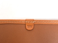 職人手作皮革方形坐墊 (KZ-6) 2，淺棕色皮革，手工縫線，側面有品牌標誌。