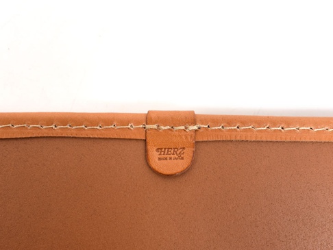 職人手作皮革方形坐墊 (KZ-6) 2，淺棕色皮革，手工縫線，側面有品牌標誌。