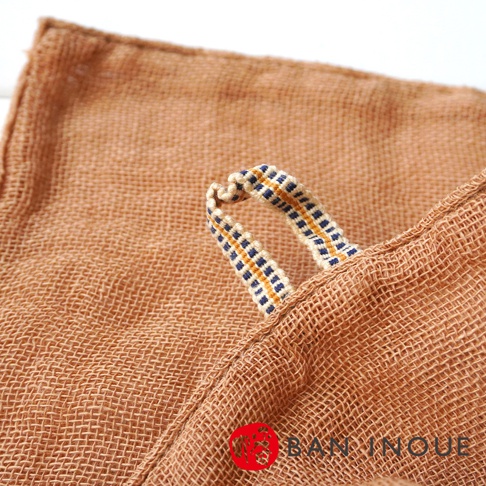 三層蚊帳棉織廚房拭巾，淺棕色，網狀編織，帶有藍黃色格紋織帶掛繩。