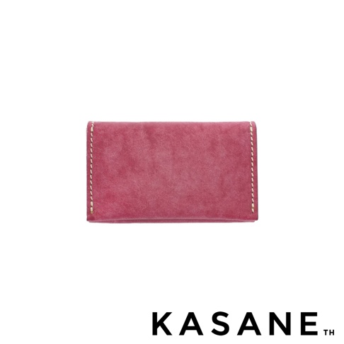 北海道KASANE品牌粉紅色皮革卡片夾，有縫線細節