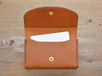 職人手作皮革Organ商務用名片夾，經典棕色，翻蓋設計，內含白色名片，材質為真皮，邊緣車縫線整齊。