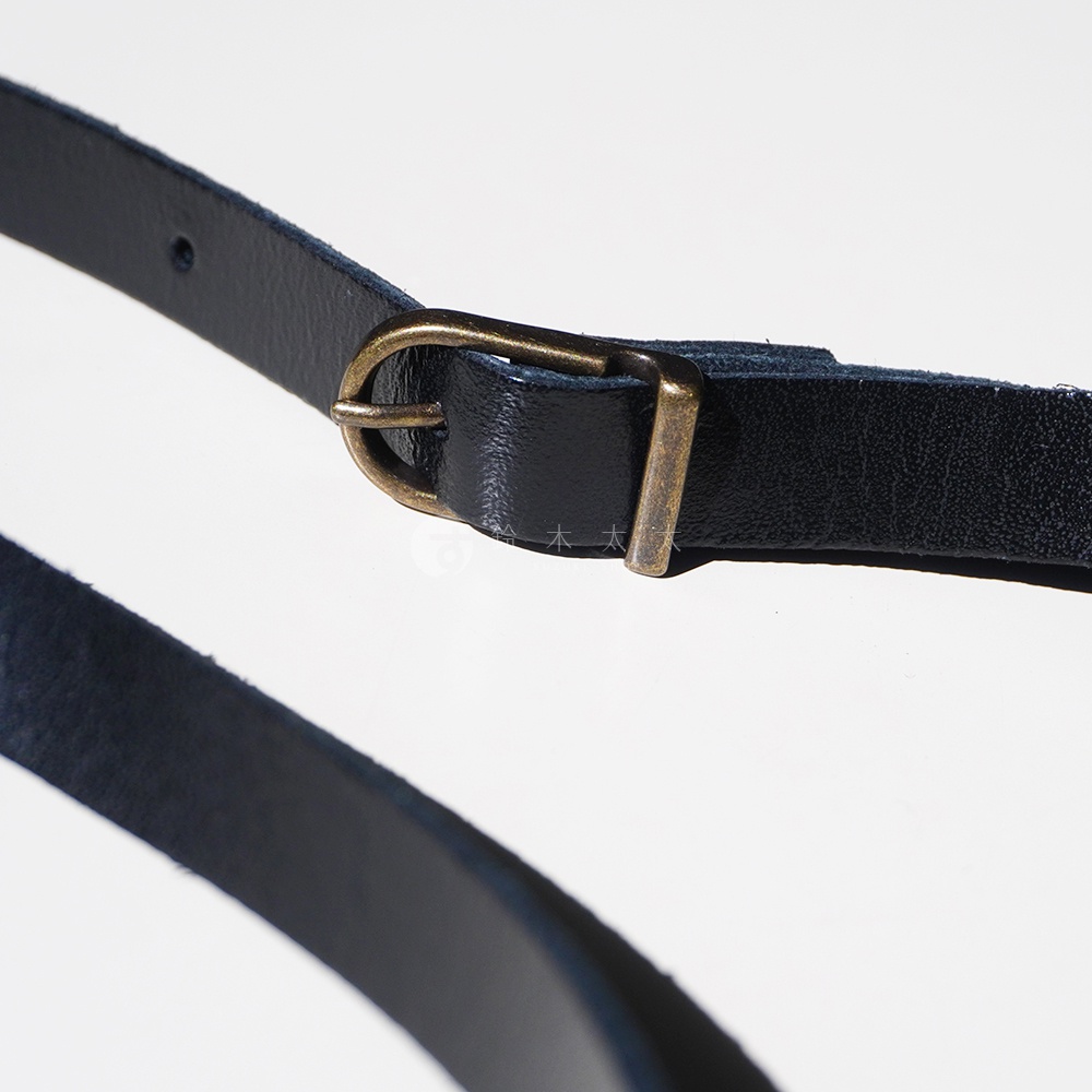 黑色皮革皮帶，帶有古銅色金屬帶扣，特寫視角。