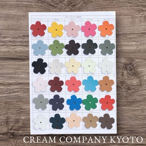京都職人手作半月迷你手提包的五種顏色皮革樣品，展示了紅色、黃色、粉紅色、桃紅色、橘色、淺藍色、萊姆綠、黑色、卡其綠、淺灰色、米白色、鵝黃色、淺綠色、淺藍色、淺紫色、酒紅色、珊瑚紅、松石藍、棕色、白色、海軍藍、自然色、橡樹色、深藍色、淺褐色等皮革色樣。
