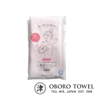 粉紅色包裝內為三層紗專身潔膚巾，上面印有女性沐浴的插畫，材質為 100% 純棉。