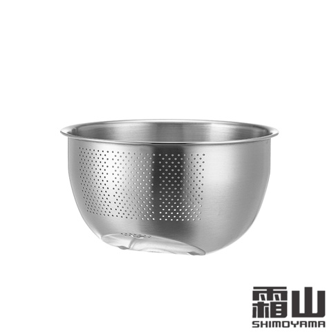 圓形斜底瀝水料理盆，採用銀色 304 不鏽鋼材質，盆身佈滿細密圓形瀝水孔，底部有三個支撐腳，邊緣有捲邊設計。