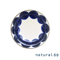 焦吳須圓盤，瓷質，盤面白色，邊緣飾有一圈深藍色、手繪風格的圓點圖案，盤緣有細金邊。