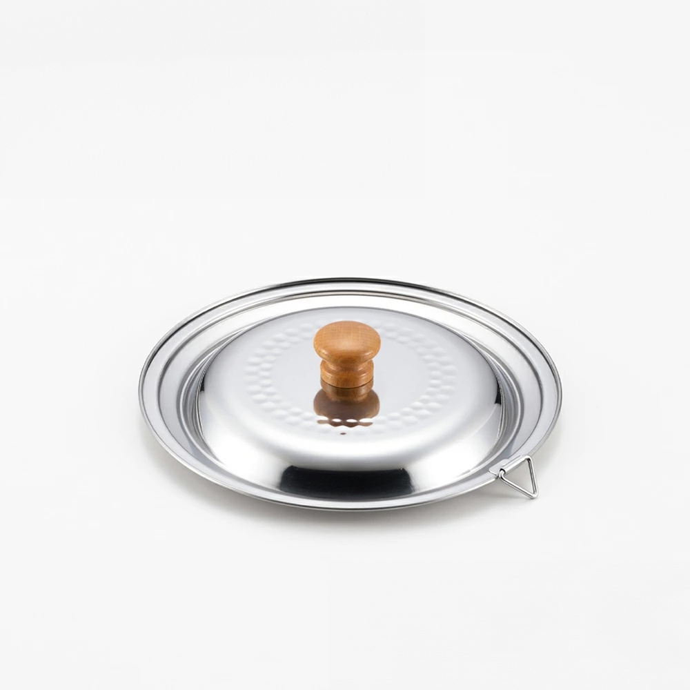 銀色不鏽鋼鍋蓋，中央有一個木製圓形把手，鍋蓋表面有圓點紋飾，側邊有一個金屬掛環。