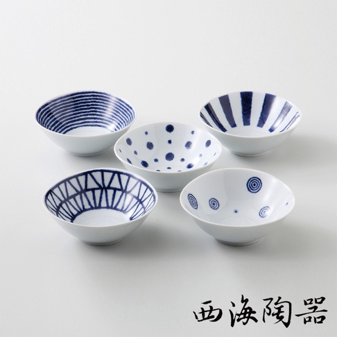 五件式白色陶瓷小菜碟，分別飾有藍色細條紋、藍色圓點、藍色放射狀條紋、藍色幾何圖案及藍色螺旋圖案。