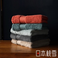 一疊今治匹馬棉毛巾，顏色由上至下分別為：珊瑚橘、灰綠、淺灰、深灰、米白。毛巾質地柔軟，紋理清晰。