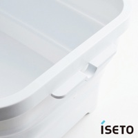 白色塑膠伸縮提籃，帶有兩個側邊提把，產品邊緣有圓潤的弧度。