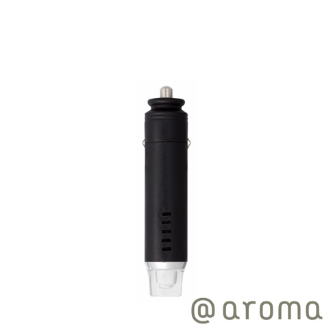 黑色皮革材質的圓柱形車載擴香器，頂部有銀色金屬接點，側面有五個通風孔，底部為透明可見擴香液的容器。