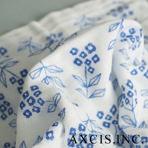 純棉花草紗布大拭巾，白色底布印有藍色小碎花與葉子圖案，質地輕薄柔軟。