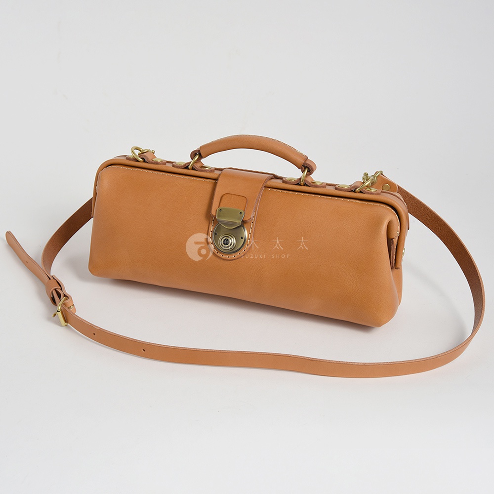 日本HERZ職人手作皮革橫長形杜勒斯單肩包，駝色軟皮革，搭配金色復古鎖扣，可肩背或斜挎，適合各式風格。