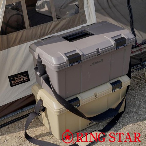 兩個Starke-R進化超級箱，一個為深灰色，一個為淺卡其色，皆為堅固的塑膠材質。兩者皆有黑色提把和扣環，並配有黑色背帶。