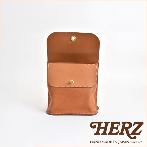 一皮革翻蓋迷你後背包，棕褐色，無襯裡，附金屬按扣。