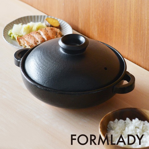 日製萬古燒淺型雙耳燉煮土鍋，黑色，造型簡約，鍋蓋中央有圓形把手，兩側有雙耳，表面帶有細緻紋理。