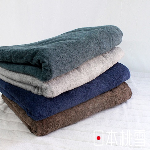堆疊的今治飯店毛巾被，由左至右分別為深綠色、淺灰色、海軍藍及咖啡色，皆為柔軟的毛巾材質。