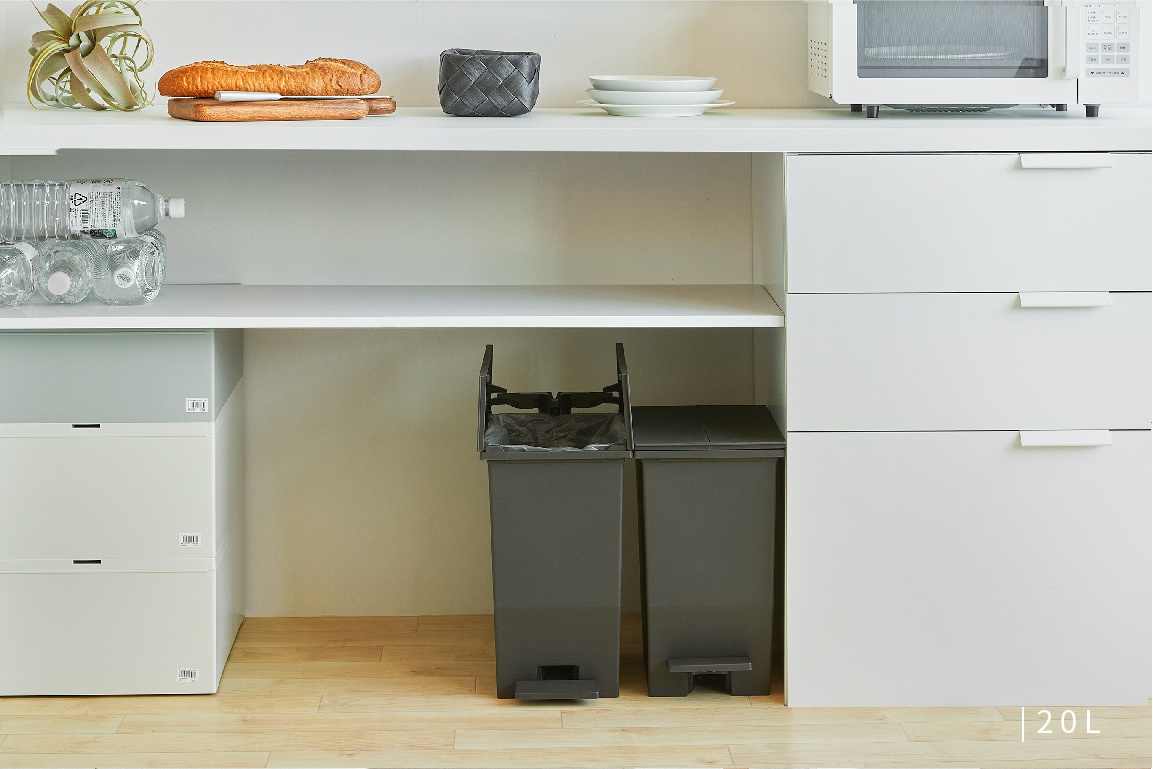 SOLOW踩踏對開分類垃圾桶，一組兩個，皆為深灰色，容量20L。垃圾桶上方有提把和踏板，設計簡潔，適合廚房或居家空間。