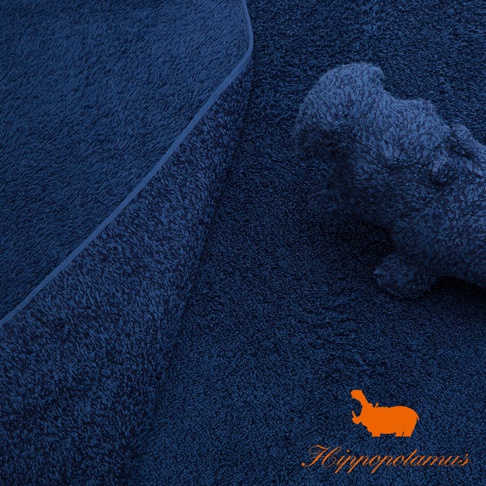 深藍色竹棉混紡長毛巾，材質厚實柔軟，具有細緻的織紋。毛巾一角有橘色河馬圖案與品牌名稱「Hippopotamus」字樣。