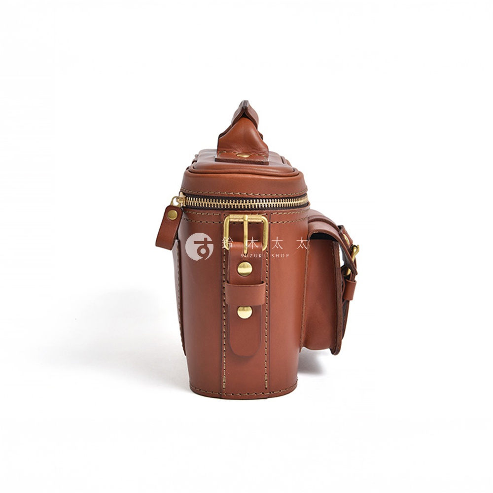 日本HERZ職人手作皮革厚實相機包 N-8，側邊附有小口袋，使用金色釦件和拉鍊，顏色為棕色