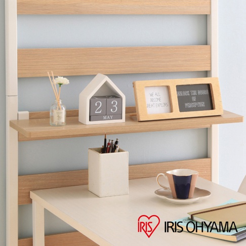 頂天立地收納掛架，木紋層板搭配白色框架，展示木質相框、居家擺飾與文具收納。