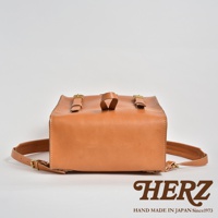 職人手作皮革露營登山用大容量後背包，棕褐色牛皮材質，配有金屬扣環及皮革揹帶，設計簡約實用。