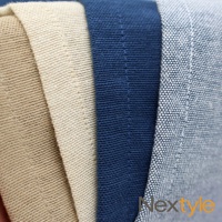 出雲雅逸口袋門簾特寫，展示三種不同材質與顏色的布料堆疊，包括米白色、深藍色與灰白色，布料表面有明顯的織紋與縫線。