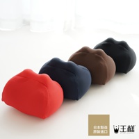 王樣の肩頸腰腿指壓按摩枕，展示紅色、深藍色、棕色和黑色四款，皆為柔軟布料製成，設計成符合人體曲線的按摩形狀。