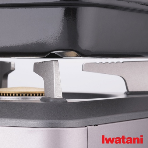 卡式爐專用鑄鐵烤盤，黑色烤盤下方為銀灰色爐架，爐面上可見金色爐頭。