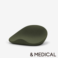 綠色舒腰正姿座墊，採用布藝材質，造型符合人體工學，呈現流線曲線，置於白色背景上。