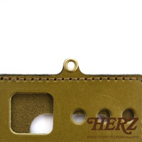 黃色皮革卡夾，上面有赫茲的標誌和「HAND MADE IN JAPAN Since1973」字樣，並有一個金屬環。